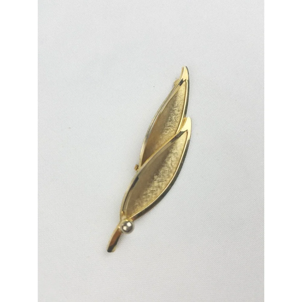 Vtg Leaf Brooch Pin Women OS Gold Tone Textured Foliage Jewelry fall old money